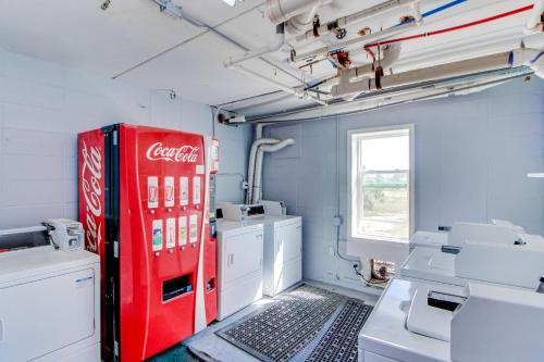 格尔夫海岸Beachview 208的一间有机器的房间里的可可苏打水机