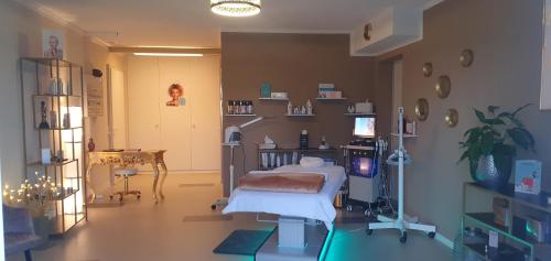 罗尔沙赫伯格Ferienwohnung am Bodensee mit Seesicht und Wellness的一间医院间,配有一张床和一张书桌