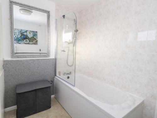 韦茅斯Milton House的浴室配有浴缸、淋浴和镜子