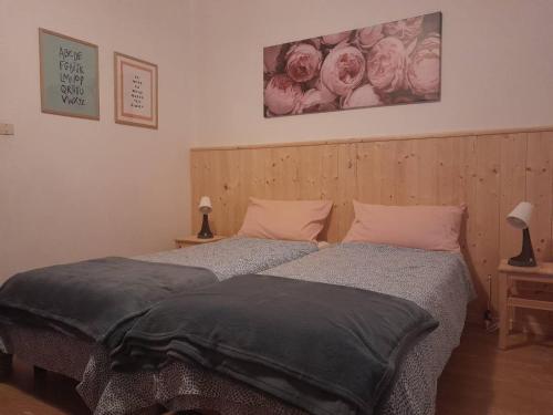 Tenna Casa dei Tulipani Tenna Ospitar的卧室内两张并排的床
