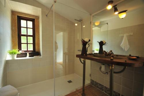 维拉·诺瓦·达·塞尔维尔Casas de Santiago的带淋浴、盥洗盆和镜子的浴室