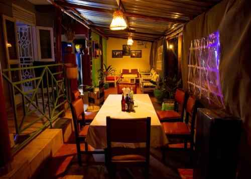 MbaleRichy Hotels and Safaris的一间带长桌和椅子的用餐室