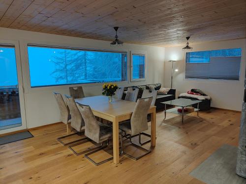 纳特斯Chalet Matterhornsicht的一间带桌椅和沙发的用餐室