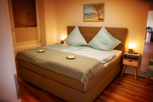 萨尔堡Ferienwohnung Saar-Steg的一间卧室,床上有两张盘子
