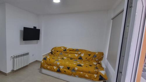 乌斯怀亚Los argentos的配有一张黄色毯子的床的房间