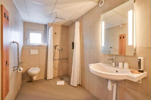 罗尼苏布瓦B&B HOTEL Paris Rosny-sous-Bois的一间带水槽、卫生间和淋浴的浴室