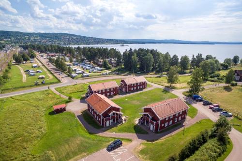 赖特维克First Camp Siljansbadet - Rättvik的享有湖畔建筑的空中景致