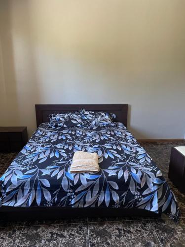 RiambelRiambel Paradise Inn Luxury Room的一张带蓝色毯子的床,上面有帽子