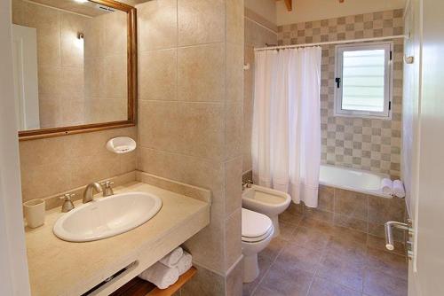 内乌肯AMALIA的浴室配有盥洗盆、卫生间和浴缸。