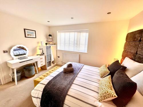 马盖特The Duplex Margate with Deck, Mini Bar & Air Conditioning的一间卧室配有一张床和一张书桌