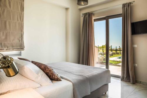 斯沃伦塔Villa Koralli的一间卧室设有一张床和一个大窗户