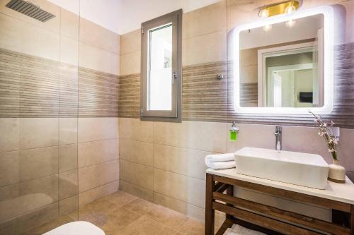 斯沃伦塔Villa Koralli的一间带水槽和镜子的浴室