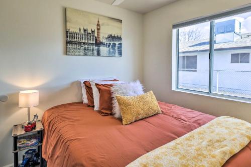 金曼Kingman Vacation Rental with Yard and Fire Pit的一间卧室设有一张大床和窗户