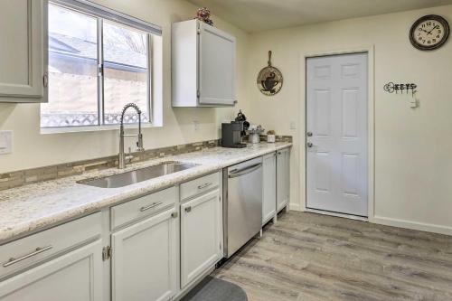 金曼Kingman Vacation Rental with Yard and Fire Pit的厨房配有白色橱柜、水槽和窗户。
