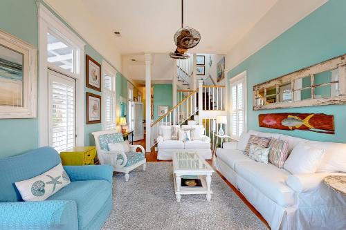 圣西蒙斯岛True Knot Cottage的客厅配有白色的沙发和椅子