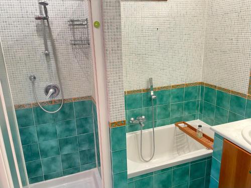 那不勒斯Napoli Centro的带淋浴、浴缸和盥洗盆的浴室