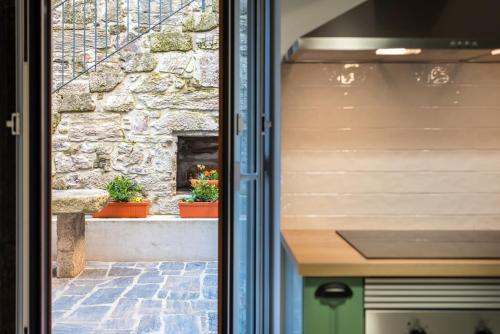 比索达雷加Feel Discovery Homes in Douro的推拉玻璃门,带石制壁炉的窗户
