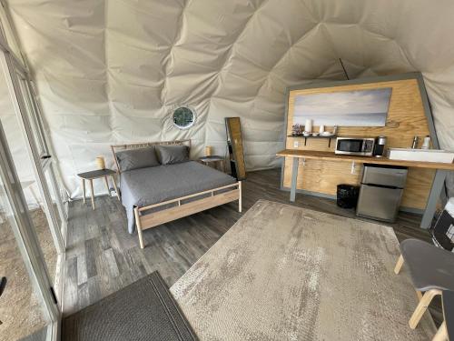 蒙蒂塞洛Canyon Rim Domes - A Luxury Glamping Experience!!的蒙古包内带一张床和一张桌子的房间