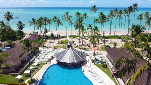 马拉戈日马拉戈日格兰德奥卡全包式度假酒店的享有棕榈树和海滩的度假泳池的空中景致