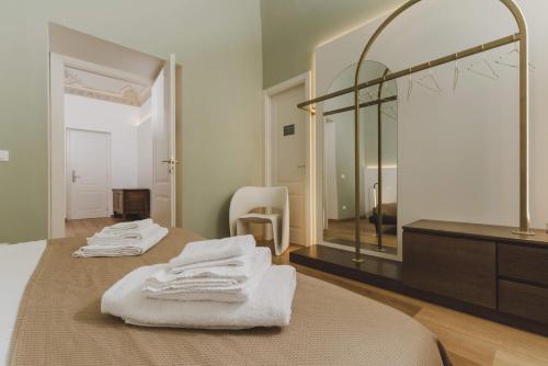 拉奎拉Casa Horti Suites的一间带两张床和大镜子的浴室
