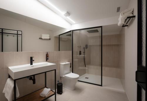 瓦伦西亚Mythic Valencia的浴室配有卫生间、盥洗盆和淋浴。