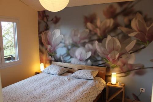GlovelierChalet - Le Champ des Perches, Berlincourt的卧室配有一张挂着花壁画的床。