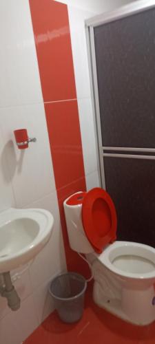比利亚维哈HOSTAL LOS ÁNGELES VILLAVIEJA的一间带卫生间和水槽的浴室