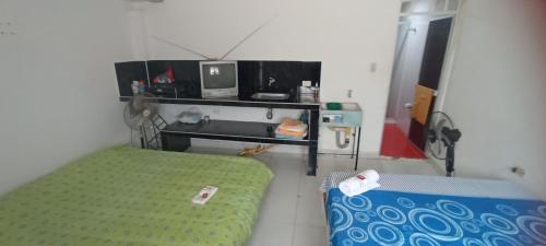 比利亚维哈HOSTAL LOS ÁNGELES VILLAVIEJA的小房间设有床铺和电视