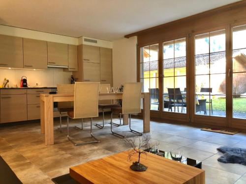 劳特布龙嫩Komfortabel, Perfekte Lage, neue Wohnung, gratis P的厨房以及带桌椅的起居室。