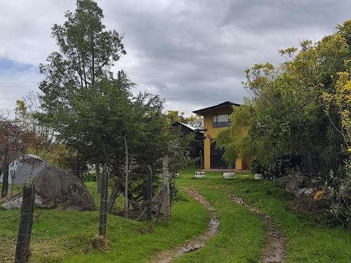 拉卡莱拉Iwoka Ecoturismo的一个带栅栏和房子的院子