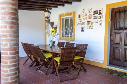 埃武拉Casa da Ti´Lola的一间带木桌和椅子的用餐室