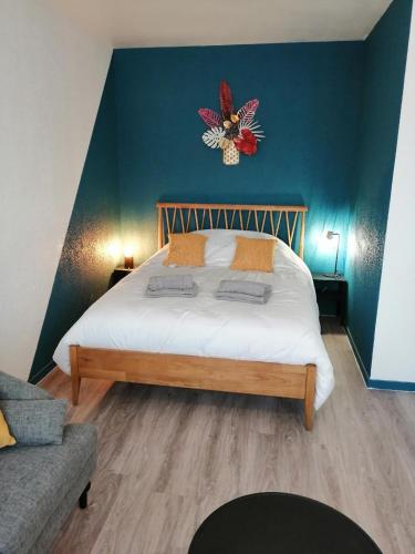 埃鲁维尔圣克莱Orion - SILS Coquet studio proche des commodités et transports的一间卧室设有一张蓝色墙壁的大床