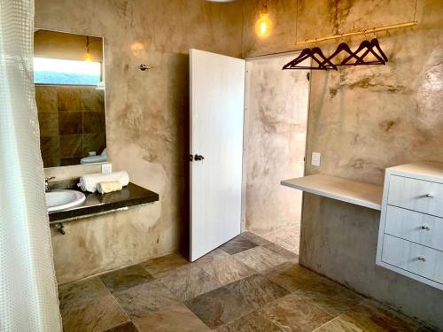 阿卡普尔科Casa de las Olas Surf & Beach Club的一间带水槽和镜子的浴室