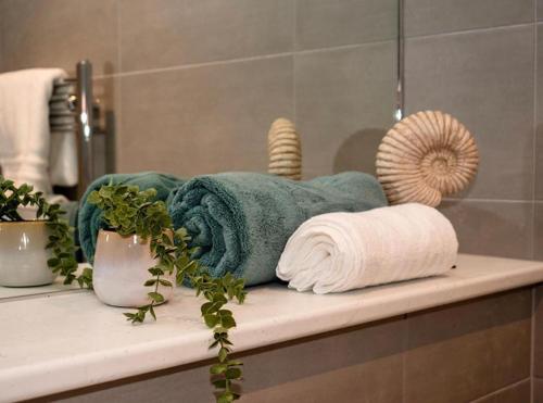 索利赫尔Luxury Modern, One bedroom flat的浴室架子上的毛巾