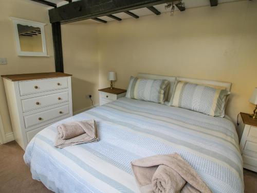 南特威奇Mill End的卧室配有白色床和毛巾