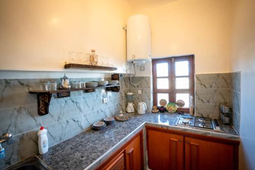 非斯Dar El Karam Fez的厨房配有水槽和台面