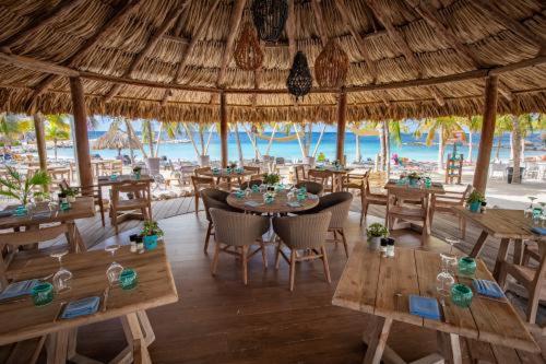 Blue BayBlue Bay Resort luxury apartment Palm View的一间设有桌椅的海洋餐厅