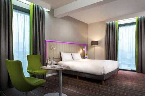 曼彻斯特曼彻斯特中心丽笙公园酒店的酒店客房带一张床、一张桌子和椅子