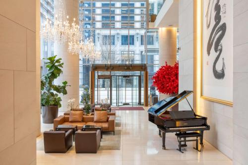 温哥华香格里拉温哥华酒店的大堂设有钢琴和客厅。