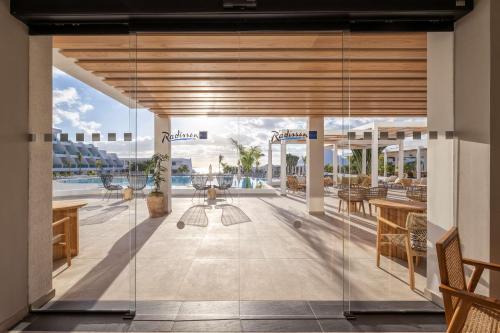科斯塔特吉塞Radisson Blu Resort, Lanzarote Adults Only的从度假村的大堂可欣赏到游泳池的景色