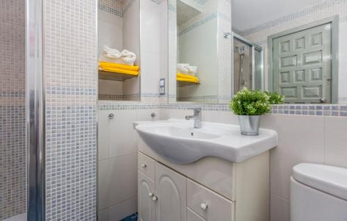 Benalmadena CostaSurf house的一间带水槽、镜子和卫生间的浴室