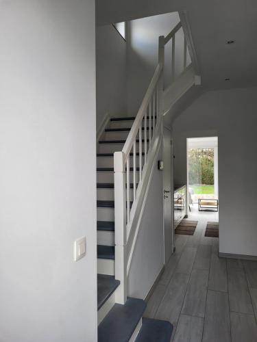 布鲁塞尔Villa Bed & Garden的白色楼梯间房子的楼梯