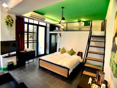 古坑无忧轻旅  的一间卧室设有一张床和绿色的天花板