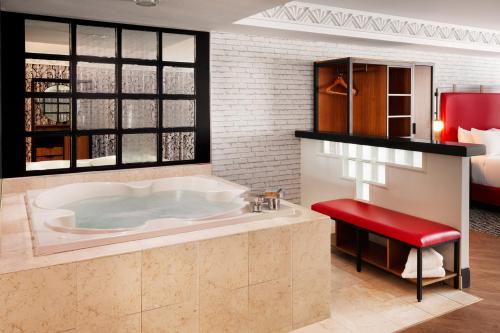 拉斯维加斯New York-New York的带浴缸和床的大型浴室