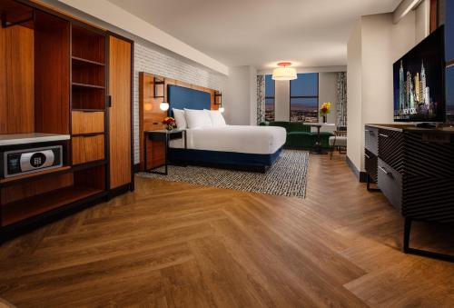 拉斯维加斯New York-New York的配有一张床和一台平面电视的酒店客房