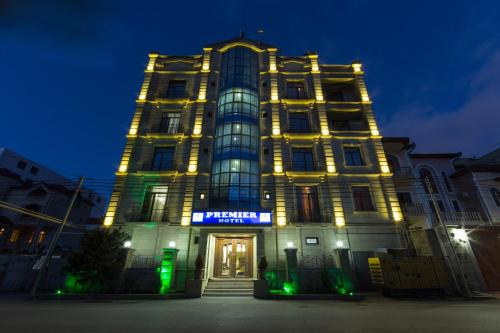 巴库普瑞米尔酒店的一座高大的建筑,晚上有灯