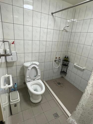 南竿马祖牛角海边民宿餐饮的一间带卫生间和淋浴的小浴室