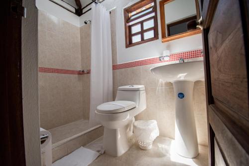 莱瓦镇月神别墅酒店的浴室配有卫生间、盥洗盆和淋浴。
