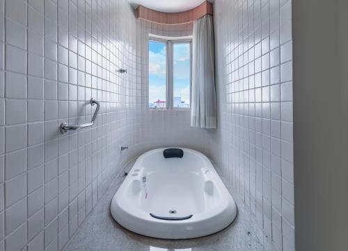 卡达斯诺瓦斯Hotel Hot Springs 528的铺有白色瓷砖的浴室设有卫生间,位于地板上