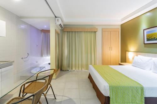 卡达斯诺瓦斯Hotel Hot Springs 528的一间酒店客房 - 带一张床和一间浴室